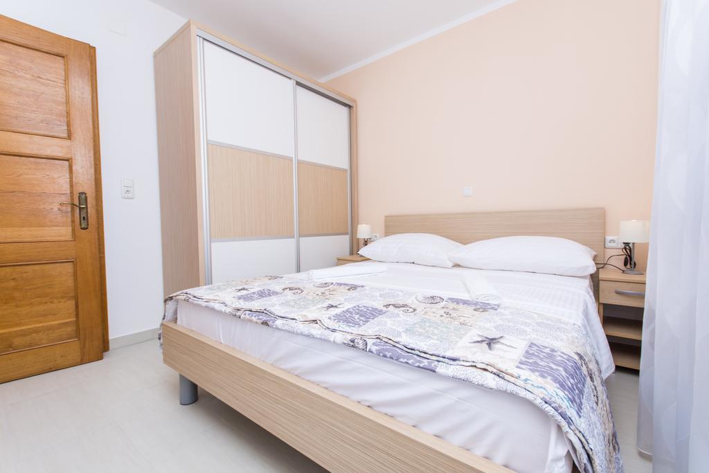 Apartments Bisera Трогир Екстериор снимка